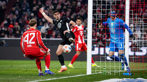 Lennart Karl beobachtet, wie der Ball haarscharf das Tor der Gäste verfehlt im Bundesliga-Spiel des FC Bayern gegen den VfL Wolfsburg