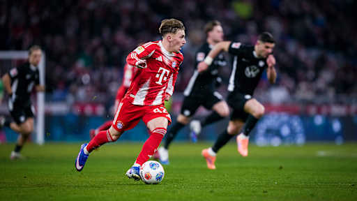 Lennart Karl am Ball im Bundesliga-Spiel des FC Bayern gegen den VfL Wolfsburg
