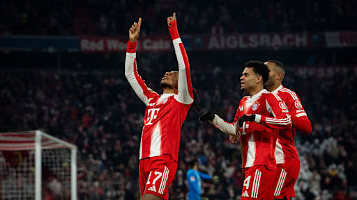 Michael Olise zeigt gen Himmel zum Jubel nach dem 3:1 im Bundesliga-Spiel des FC Bayern gegen den VfL Wolfsburg