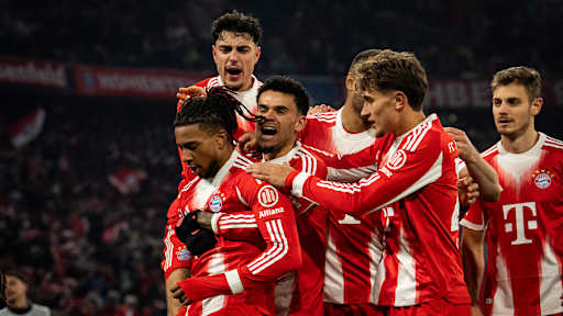 Michael Olise wird von den Kollegen gefeiert nach dem 3:1 im Bundesliga-Spiel des FC Bayern gegen den VfL Wolfsburg