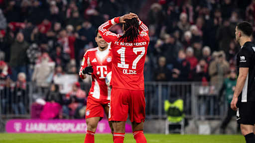 Michael Olise schlägt die Hände über dem Kopf zusammen nach dem 4:1 im Bundesliga-Spiel des FC Bayern gegen den VfL Wolfsburg