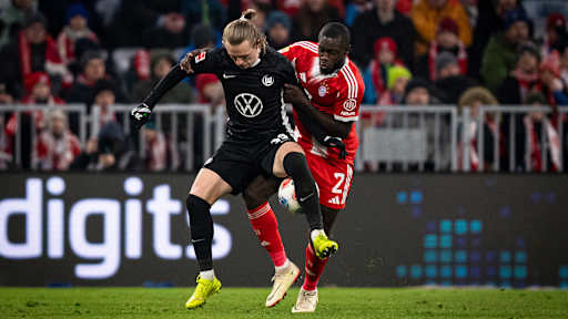 Dayot Upamecano im Zweikampf mit Patrick Wimmer im Bundesliga-Spiel des FC Bayern gegen den VfL Wolfsburg