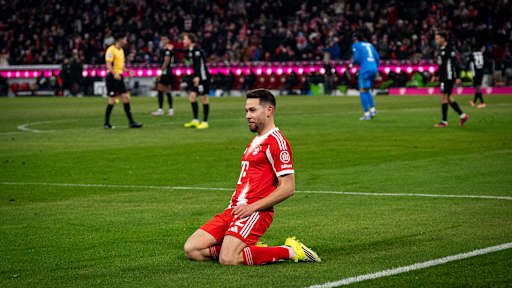 Raphael Guerreiro rutscht zum Jubel auf den Knien nach dem 5:1 im Bundesliga-Spiel des FC Bayern gegen den VfL Wolfsburg