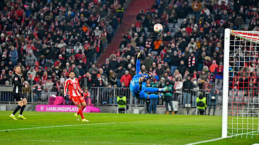Der Ball segelt nach Harry Kanes Schuss zum 6:1 ins Tor im Bundesliga-Spiel des FC Bayern gegen den VfL Wolfsburg