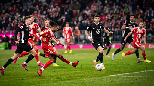 Michael Olise schießt zum 7:1 im Bundesliga-Spiel des FC Bayern gegen den VfL Wolfsburg