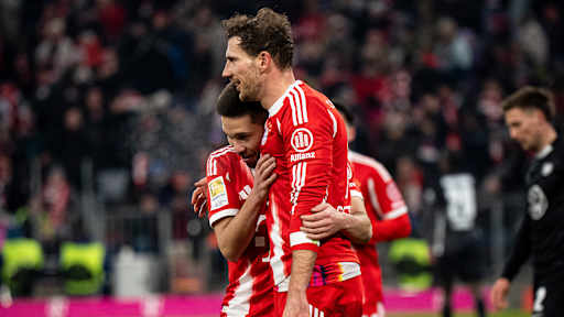 Raphael Guerreiro herzt Leon Goretzka nach dem 8:1 im Bundesliga-Spiel des FC Bayern gegen den VfL Wolfsburg