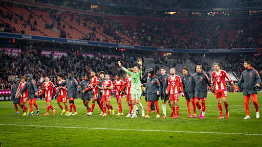 FC Bayern-Spieler setzen zur Laola vor der Kurve mit den Fans an nach dem 8:1-Sieg im Bundesliga-Spiel gegen Wolfsburg