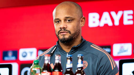 Vincent Kompany im Pressetalk vor dem Bundesliga-Spiel des FC Bayern in Köln