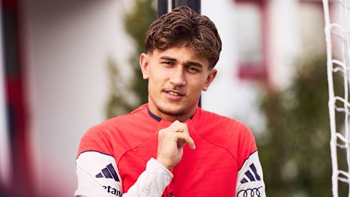 Tom Bischof auf dem Werg zum Platz im Training des FC Bayern vor dem Bundesliga-Spiel beim 1. FC Köln