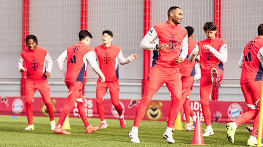 Jonathan Tah und Kollegen beim Warmlaufen im Training des FC Bayern vor dem Bundesliga-Spiel beim 1. FC Köln