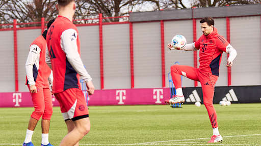 Leon Goretzka jongliert den Ball im Training des FC Bayern vor dem Bundesliga-Spiel beim 1. FC Köln