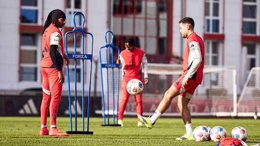 Raphael Guerreiro lupft den Ball zu Michael Olise im Training des FC Bayern vor dem Bundesliga-Spiel beim 1. FC Köln