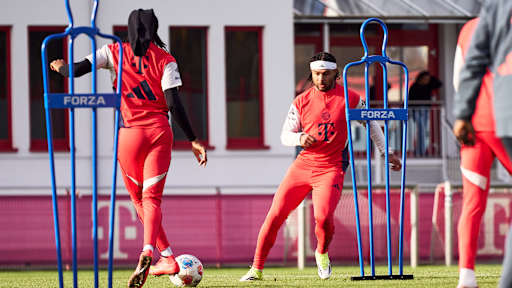 Michael Olise passt auf Serge Gnabry im Training des FC Bayern vor dem Bundesliga-Spiel beim 1. FC Köln