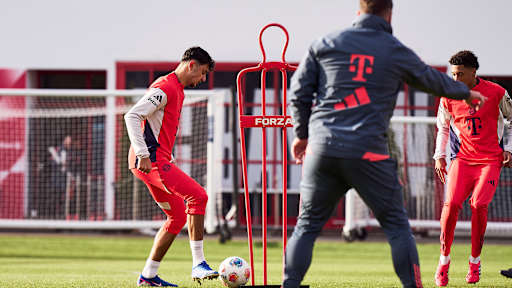 Aleksandar Pavlovic am Ball im Training des FC Bayern vor dem Bundesliga-Spiel beim 1. FC Köln