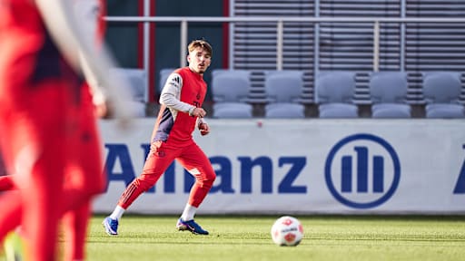 Lennart Karl schlägt eine Flanke im Training des FC Bayern vor dem Bundesliga-Spiel beim 1. FC Köln