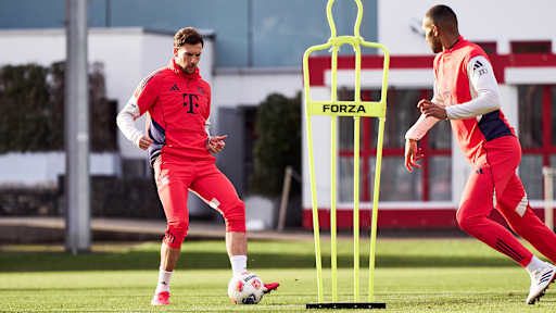 Leon Goretzka passt zu Jonathan Tah im Training des FC Bayern vor dem Bundesliga-Spiel beim 1. FC Köln