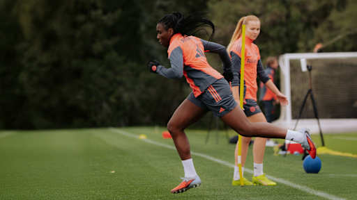 Edna Imade während einer Trainingseinheit der FC Bayern Frauen.