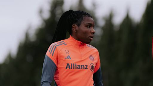 Edna Imade während einer Trainingseinheit der FC Bayern Frauen.