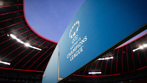 Schild mit Logo der UEFA Women's Champions League in der Allianz Arena