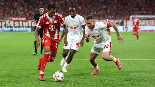 Michael Olise dribbelt mit dem Ball im Bundesliga-Spiel des FC Bayern gegen RB Leipzig.