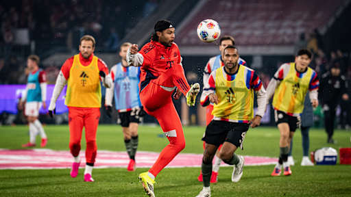 Serge Gnabry beim Warm-Up vor dem Bundesliga-Spiel des FC Bayern beim 1. FC Köln.