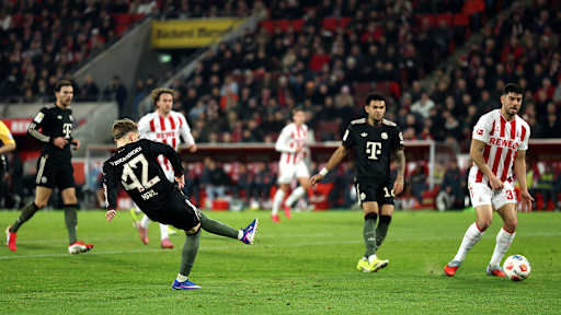 Lennart Karl schiebt ein zum 3:1 im Bundesliga-Spiel des FC Bayern beim 1. FC Köln
