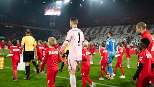 Einlauf der Spieler ins Stadion beim Bundesliga-Spiel des FC Bayern beim 1. FC Köln.