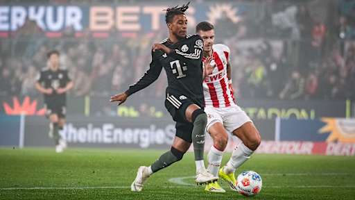 Michael Olise am Ball im Bundesliga-Spiel des FC Bayern beim 1. FC Köln