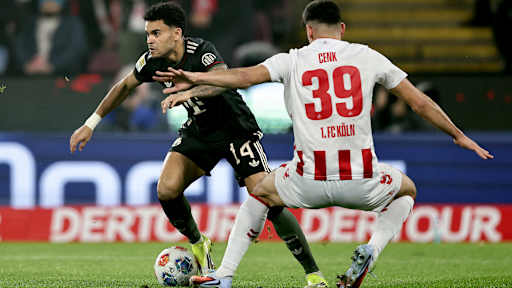 Luis Diaz im Zweikampf mit Kölns Cenk Özkacar im Bundesliga-Spiel des FC Bayern beim 1. FC Köln.