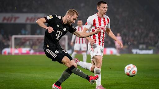 Konrad Laimer schlägt eine Flanke im Bundesliga-Spiel des FC Bayern beim 1. FC Köln