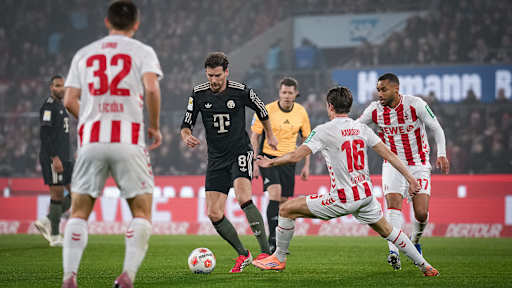 Leon Goretzka umringt von Gegenspielern im Bundesliga-Spiel des FC Bayern beim 1. FC Köln