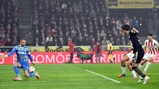 Hiroki Ito beim Torabschluss im Bundesliga-Spiel des FC Bayern beim 1. FC Köln