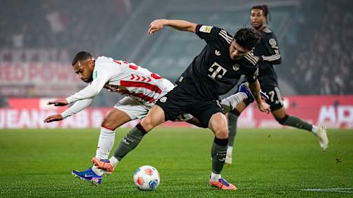 Minjae Kim im Zweikampf mit Linton Maina im Bundesliga-Spiel des FC Bayern beim 1. FC Köln