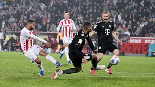 Linton Maina schießt das Kölner 1:0 im im Bundesliga-Spiel des FC Bayern beim 1. FC Köln