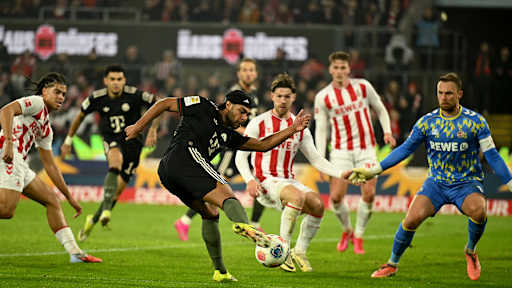 Serge Gnabry zieht ab zum 1:1 im Bundesliga-Spiel des FC Bayern beim 1. FC Köln