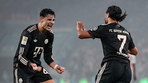 Aleksandar Pavlovic jubelt mit Serge Gnabry nach dessen 1:1 im Bundesliga-Spiel des FC Bayern beim 1. FC Köln