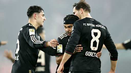 Serge Gnabry umarmt Leon Goretzka nach Gnabrys Tor zum 1:1 im Bundesliga-Spiel des FC Bayern beim 1. FC Köln