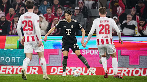 Hiroki Ito am Ball im Bundesliga-Spiel des FC Bayern beim 1. FC Köln