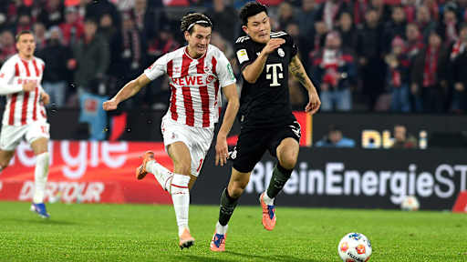 Minjae Kim im Laufduell mit Jakub Kaminski im Bundesliga-Spiel des FC Bayern beim 1. FC Köln