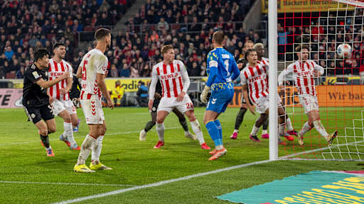 Minjae Kim trifft zum 2:1 im Bundesliga-Spiel des FC Bayern beim 1. FC Köln