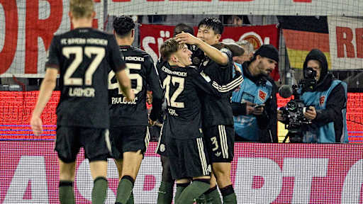 Jubelraube um Minjae Kim nach dessen 2:1 im im Bundesliga-Spiel des FC Bayern beim 1. FC Köln