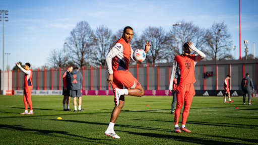 Jonathan Tah nimmt einen Ball mit der Hacke mit im Training des FC Bayern