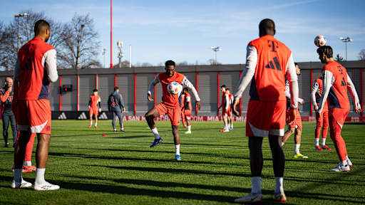 Alphonso Davies spielt einen Ball in der Luft im Training des FC Bayern