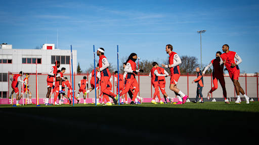 Spieler des FC Bayern laufen sich im Training warm