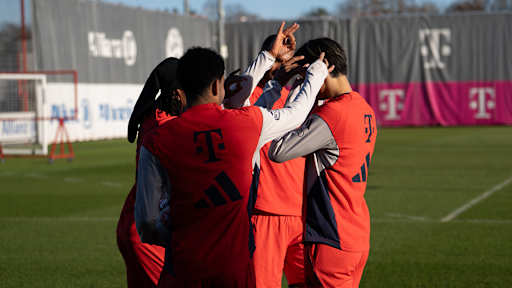 Spieler des FC Bayern schnippsen das Ohr von Hiroki Ito