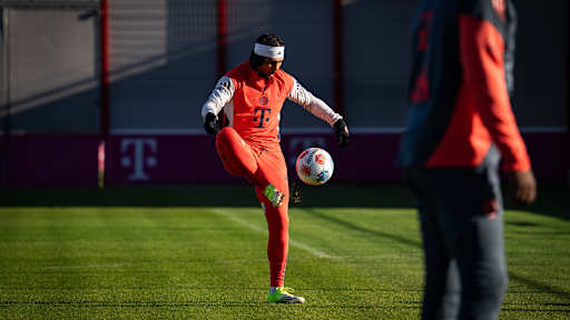 Serge Gnabry stoppt einen Ball im Training des FC Bayern