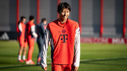 Hiroki Ito lacht im Training des FC Bayern