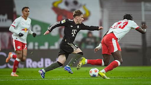 Lennart Karl mit Ball am Fuß während des Gastspiels des FC Bayern in der Bundesliga bei RB Leipzig