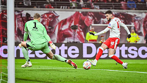 Rômulo Cardoso im Duell mit Manuel Neuer während des Gastspiels des FC Bayern in der Bundesliga bei RB Leipzig