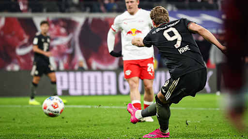 Harry Kane trifft zur 2:1-Führung während des Gastspiels des FC Bayern in der Bundesliga bei RB Leipzig